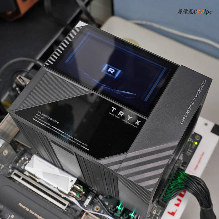 開箱】海景房一定要配TRYX STAGE 360 ARGB 雙螢幕水冷！同場加映TURRIS